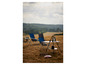 Ein Campingset mit Klappstühlen und Tisch auf einem Feld.