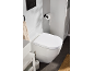 Modernes Badezimmer mit weißer Toilette, schwarzem Spülkasten und Toilettenpapierhalter.