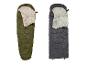 Zwei Schlafsäcke: einer olivgrün und einer grau, beide offen mit hellem Innenfutter.