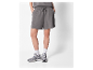Frau in grauen Shorts und Turnschuhen.
