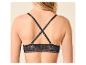 Frau in schwarzem Spitzen-Bralette mit gekreuzten Trägern am Rücken.