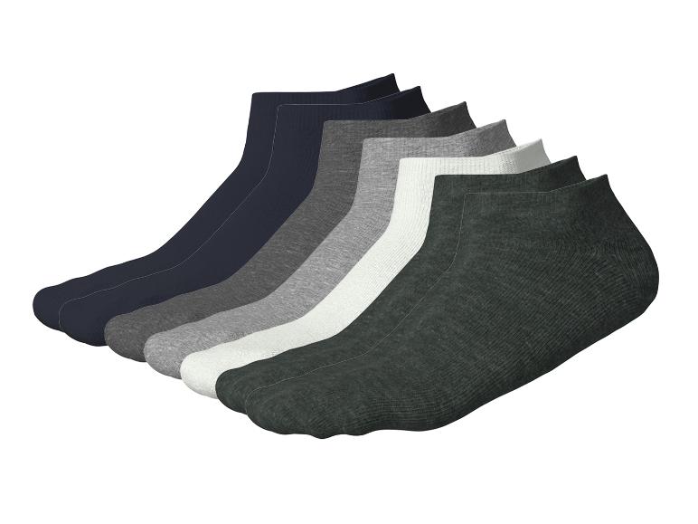 Sechs Paar Herren-Sneakersocken in verschiedenen Grau- und Blautönen.