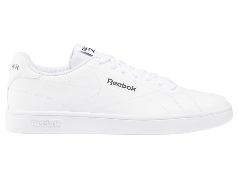 Weiße Low-Top-Sneaker mit Schnürsenkeln und Logos an den Seiten und hinten.
