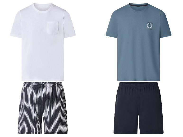 Zwei Pyjama-Sets: ein weißes T-Shirt mit Tasche und gestreiften Shorts, sowie ein blaues T-Shirt mit Aufdruck und marineblauen Shorts.