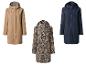 Drei Regenmäntel: beige, Leopardenmuster und dunkelblau.
