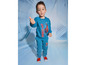 Ein Junge trägt einen blauen Spiderman-Pyjama.