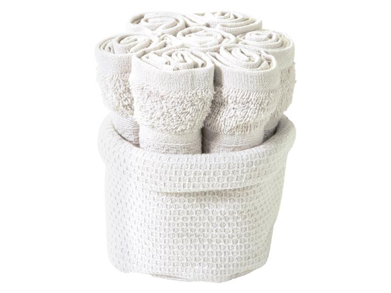 Ein Stapel Handtücher in einem Korb.