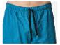 Blaue Badeshorts mit schwarzem Kordelzug am elastischen Bund.