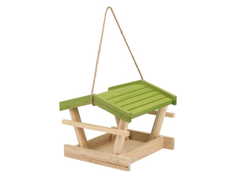 Vogelhaus aus Holz mit grünem Dach und Aufhängeseil