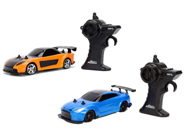 Zwei ferngesteuerte Drift-Autos, eines orange und eines blau, mit zwei schwarzen Controllern.