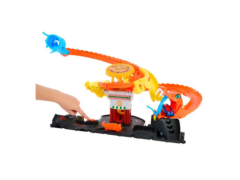 Hot Wheels City Pizza-Strecke mit einer Hand, die einen Knopf drückt.