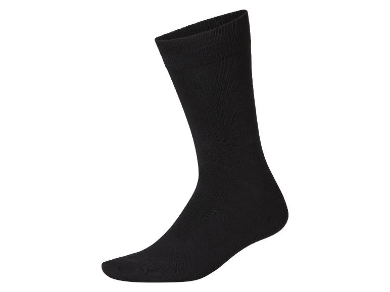 Eine einzelne schwarze Socke mit geripptem Bündchen.