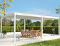 Eine weiße Pergola mit einem Esstisch und Stühlen im Garten.