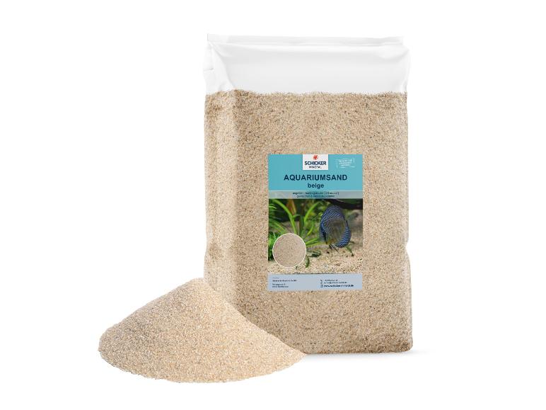 SCHICKER MINERAL beiger Aquariensand im Beutel, mit Fisch und Pflanzen.