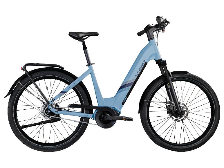 Hellblaues Zündapp X800 E-Bike mit Gepäckträger und Schutzblechen.