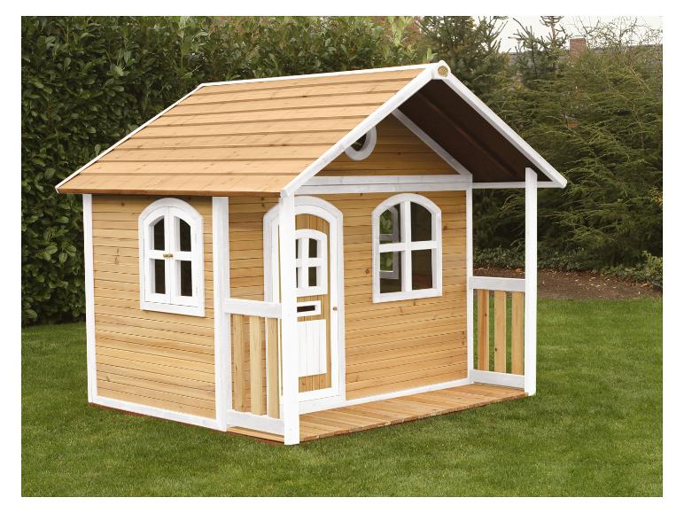 Hölzernes Spielhaus für Kinder mit Veranda und weißen Fenstern im Garten.