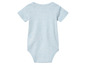 Ein hellblauer Babybody mit kurzen Ärmeln.