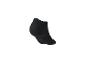 Ein Paar schwarze kurze Socken mit einem weißen Logo auf der Unterseite.