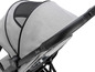 Ein grauer Bugaboo-Kinderwagen mit schwarzem Griff.