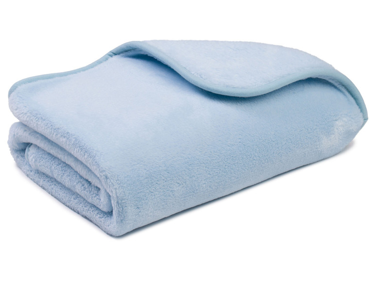 Eine gefaltete hellblaue Fleece-Decke.