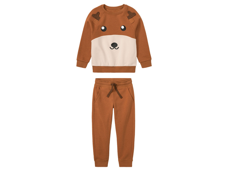 Ein brauner Kinderpullover mit Rentiermotiv und passende Hose.