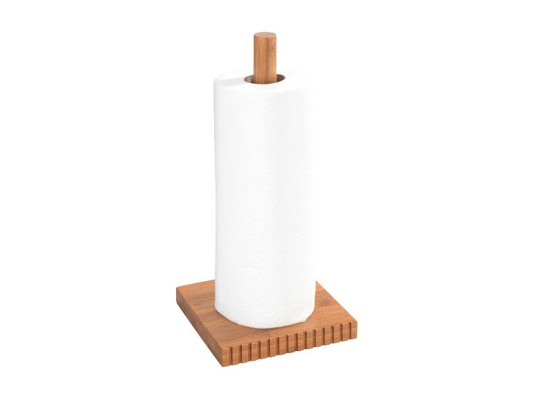 Bambus-Papierrollenhalter mit einer Rolle Küchenpapier.