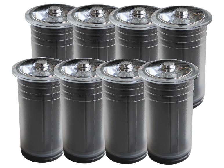 Acht schwarze und silberne Batterien in zwei Reihen auf weißem Hintergrund.