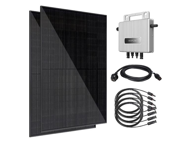 Zwei Solarmodule, ein Wechselrichter und diverse Kabel für ein Solarenergiesystem.
