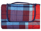 Eine gefaltete Picknickdecke mit blauen und roten Karos.