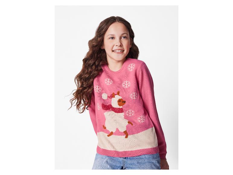 Mädchen in rosa Pullover mit Lama- und Schneeflockenmuster und blauen Jeans
