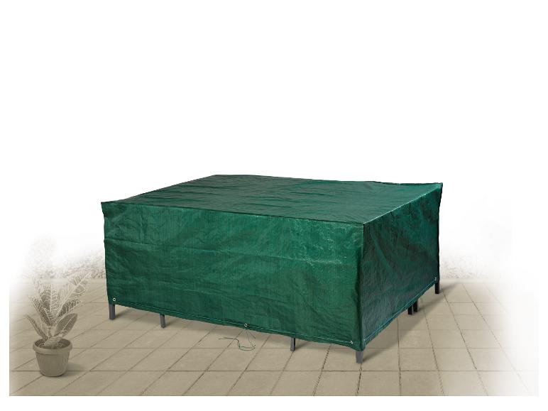 Grüne Schutzhülle für Gartenmöbel auf einer gefliesten Terrasse, mit Topfpflanze.