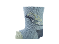Blauer Babysocken mit Spielzeugauto-Design.