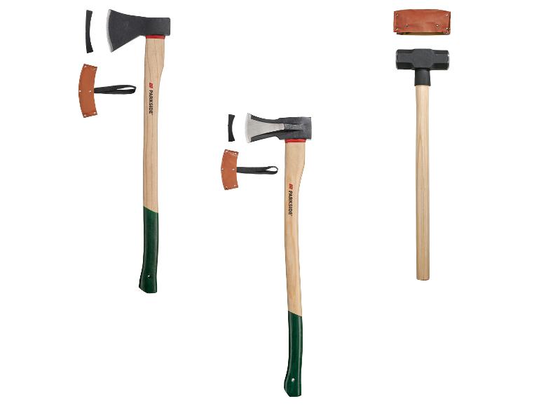 Zwei Äxte und ein Vorschlaghammer, alle mit Holzstielen und Schutzhüllen.