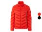 Eine orangefarbene Steppjacke für Damen.