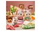 Sylvanian Families Katzen mit Zubehör in einem gemütlichen Zimmer.