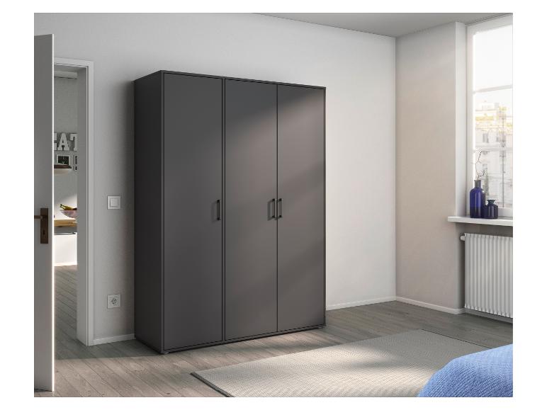 Anthrazitgrauer dreitüriger Kleiderschrank in einem hellen Schlafzimmer mit Holzboden und Teppich.