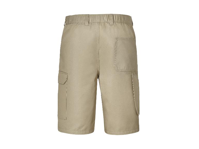 Beige Cargo-Shorts mit Cargotaschen.