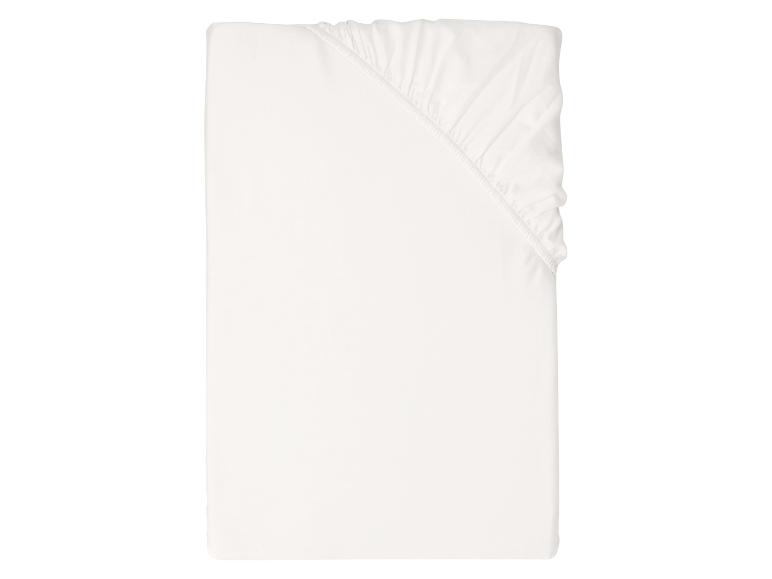 Weißes Spannbettlaken gefaltet mit einer elastischen Ecke.