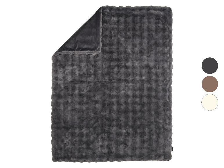 Weiche graue Kunstpelzdecke mit glatter Unterseite, gezeigt mit Farboptionen.