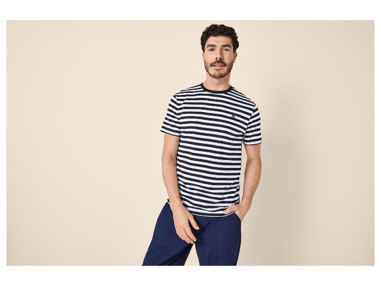 Mann in schwarz-weiß gestreiftem T-Shirt und blauer Hose
