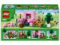 LEGO Minecraft Box mit einem rosa Schweinehaus, Figuren und Tieren.