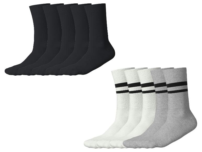 Schwarze und gestreifte weiße und graue Socken