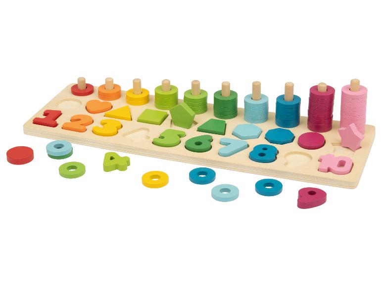 Holzspielzeug mit Zahlen, Formen und bunten Stapelringen.