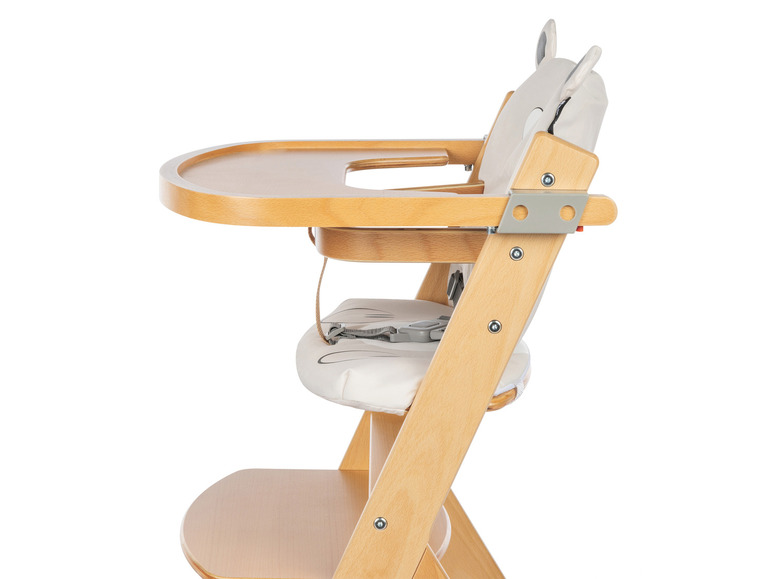 Ein Holz-Hochstuhl mit weißem Lederbezug.