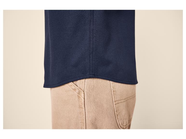 Dunkelblaues T-Shirt und beigefarbene Hose