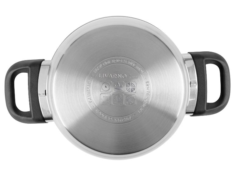 Ein Topf aus Edelstahl mit schwarzen Griffen von Livarno Living.