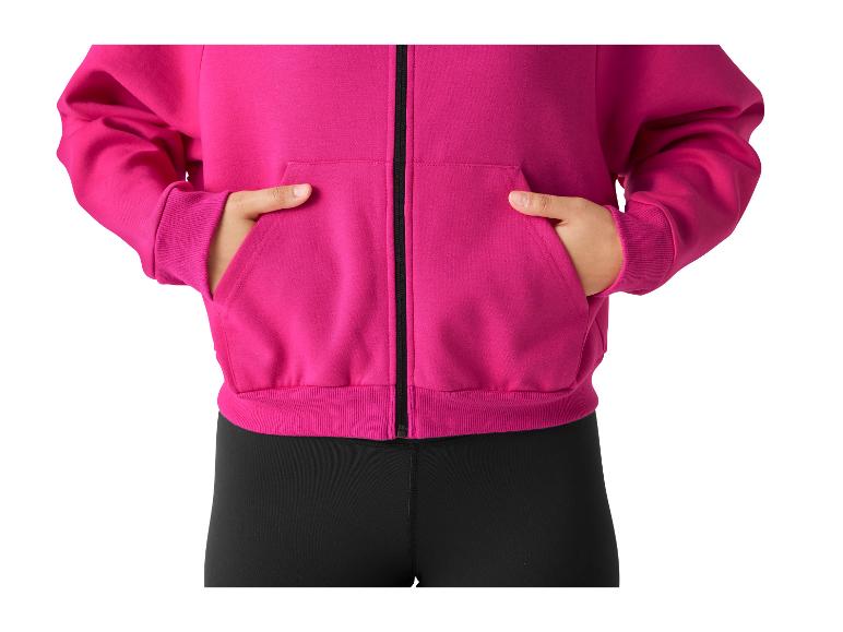 Rosa Sweatshirt und schwarze Leggings.