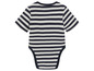 Ein gestreiftes Baby-Body mit kurzen Ärmeln.