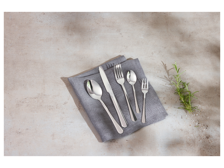 Besteckset auf einer grauen Stoffserviette.