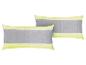 Zwei Kissen mit grau-hellgrünen Streifen.
